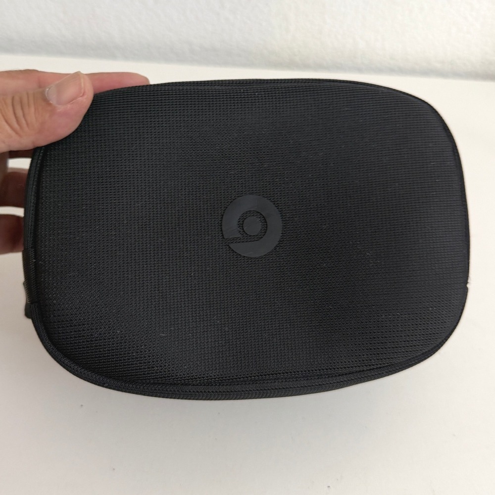 Beats by Dre Black Hardshell Zippered Headphone Carrying Case Pouch Logo